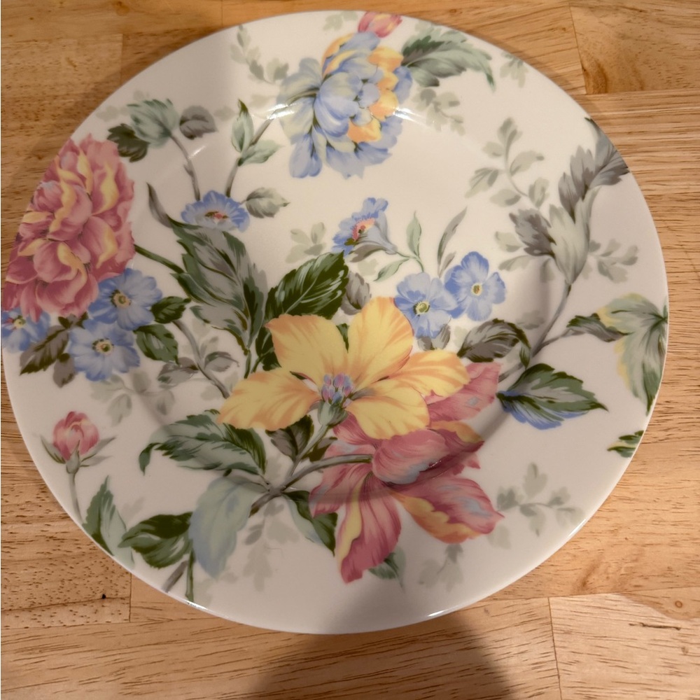 Oscar de la Renta English Tapestry 30 piece China set.